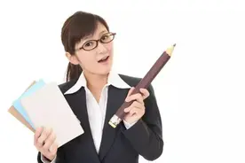 幼儿园孩子衣服掉出录音笔，园长：退园吧，这孩子不适合上幼儿园图片
