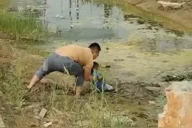 惊险！巴彦淖尔一幼童深陷淤泥，幸被路人发现图片