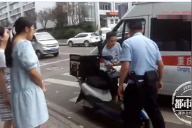 外卖小哥突然晕倒，怕他收到差评，民警救人后又帮忙送外卖图片