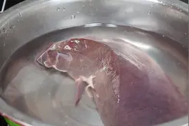 卤菜店老板教我，猪肝切记不要直接卤，这样猪肝鲜嫩好吃无腥味图片