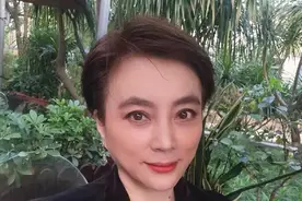 “甜美歌后”李玲玉亮相 穿西装太帅气了 混血儿子很帅气图片