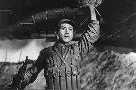 战友揭秘董存瑞遗言：不是“为了新中国前进”，而是“卧倒”两字图片