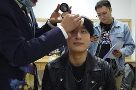男演员的妆这样化，化完妆感不重，妆容自然，颜值瞬间提升视频封面