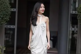 王鸥瘦成纸片人，穿白裙全是褶子不见肉，频用手提生怕掉下来图片