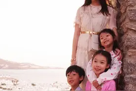 富士康老板娘一家度假，罕素颜暴露颜值短板，三个娃似郭台铭翻版图片