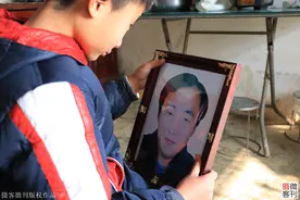 父亲车祸身亡母亲改嫁消失，12岁男孩抱父亲遗像落泪：我没爸了图片
