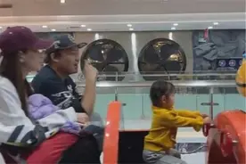 商场里陪孩子坐小火车，3个家庭3种不同状态，父母需反思图片