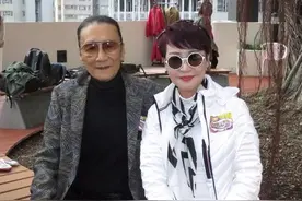 84岁谢贤想孙子了，走路都需要人搀扶，看着光鲜实则心酸图片