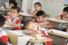 小学生考试睡觉却考全班第一，本以为是“学渣”没想到是“学神”图片