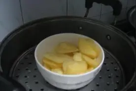 每天”蒸“一个苹果吃，好处根本想不到，很多人还在生吃图片