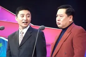 周炜，赵炎相声《求名心切》小伙求着搭档骂他，令人爆笑不止图片
