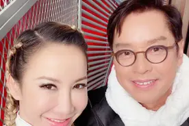 70岁谭咏麟与李玟合影，脸色红润精神佳，比李玟还像年轻人？图片