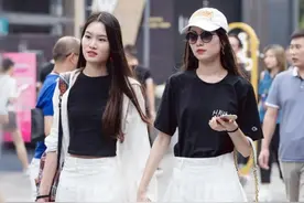 杭州街拍：闺蜜走在一起，穿着搭配更显时尚图片