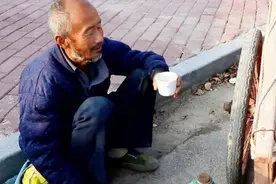 农村69岁大爷靠捡垃圾为生，这么冷的天却坐在地下吃饭看完好心酸视频封面
