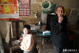 妈妈生了小弟弟，6岁女孩和爷爷留守农村一起生活，场景让人心酸图片
