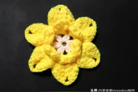 用牛奶线钩织的小黄花的钩织步骤和图解，你用蕾丝线钩会更漂亮图片