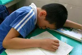 孩子上课睡觉，班主任愤怒拍照发到群里，爸爸的做法让人称赞图片