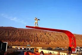 游览新疆火焰山图片