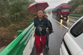 这位背孩子在雨中奔跑的父亲，感动无数网友图片