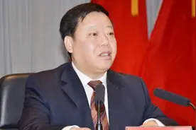 网红书记王四华涉嫌受贿被公诉 因怒斥多名干部走红视频封面