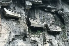 贵州知名景区发现悬棺，距今千年保存完好，留下2大谜团震撼世界图片