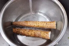 山药去皮，别只会戴手套削皮了，多加一样，手不发痒，山药不变色图片