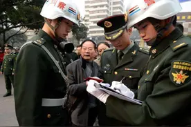 解放军中的白头盔，不扛枪只拿纸和笔，为什么新老兵都怕他们？图片