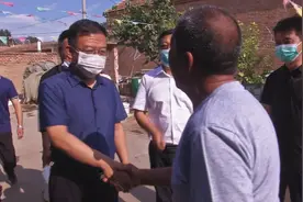 张家口下花园：区委副书记、区政府代区长韩俊峰走访慰问困难党员图片