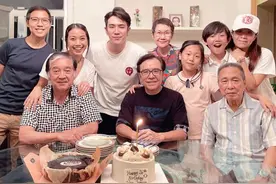 秦沛姜大卫两家人齐聚庆生，三代同堂温馨幸福，一家十口气质出众图片