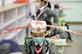 小学生戴“一米帽”返校，网友笑称：清平乐同款，这是上课还是上朝~图片