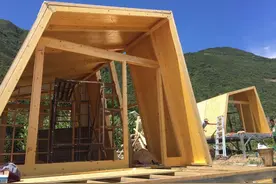 四川小哥花60万，建8套木屋做民宿，这钱花得太值了图片