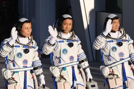 8点03分，一枚三手火箭点火升空，载二手飞船将四名平民送上太空图片