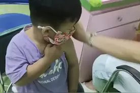 江苏一哥哥打疫苗跟屁虫弟弟非要打，护士小姐姐超配合给他打假针图片