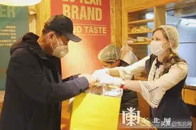 【视频】俄罗斯老板娘在哈尔滨的烧烤店重新开了张图片