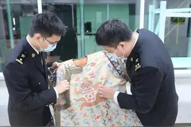 清代龙袍当女装入境，海关一查一个准，网友疑惑：送回国也算走私图片