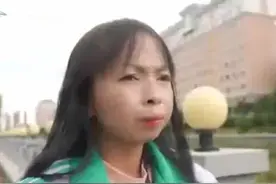 24岁袖珍女执意嫁52岁穷老公，3年不理父母，如今过得如何？图片