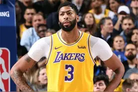 NBA安东尼戴维斯1461㎡老房，厨房双岛台，百平客厅惹人羡图片