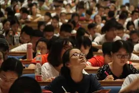 复旦大学教授“真实月薪”的流出，引发网友热议：让人无法接受图片