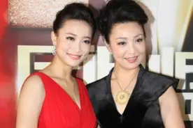 万万没想到她们竟是母女，妈妈风华绝代女儿亭亭玉立，羡慕图片
