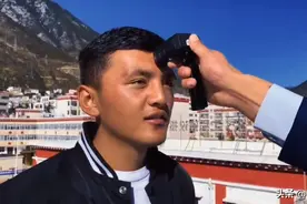 违规充电被抓，小伙子与消防员上演“无间道”？图片