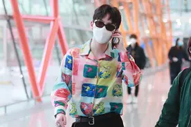 朱星杰生日过后亮相机场，花衬衫春意十足边走边打电话图片