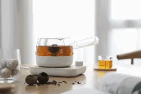 获德国红点奖的煮茶器，极简小清新风格，煮倒一体，让喝茶更方便图片