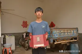 洛阳18岁农家娃考上北大：拿到通知书前几天还在地里干活，准备带着被褥去报到图片