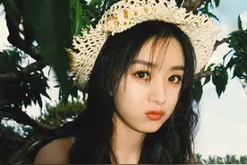 看产后复出的赵丽颖重获人气，拆解平板身材3大穿搭技巧图片
