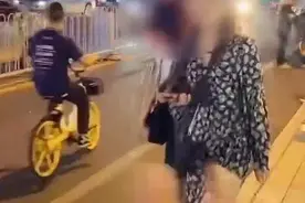 男子在长沙街头直播搭讪，向多名女孩求吻，平台：永久封禁图片