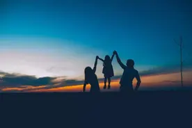 外公外婆偷偷把孩子户口上到外公家上了妈妈的姓，女婿该生气吗？图片