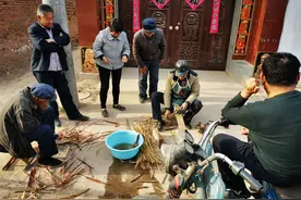 八旬老人走街串巷绑扫帚磨菜刀，有钱就给，没钱拉倒图片