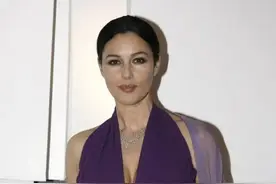 55岁莫妮卡，老了依旧性感，想跟她一样冻龄，每天3个抗衰瑜伽图片