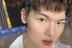 尴尬！王哲林深夜晒美颜自拍惹争议！球迷怒批娘炮，配文耐人寻味图片