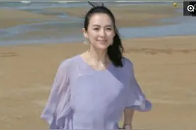 章子怡在沙滩上笑嫣如花，素颜也很美图片